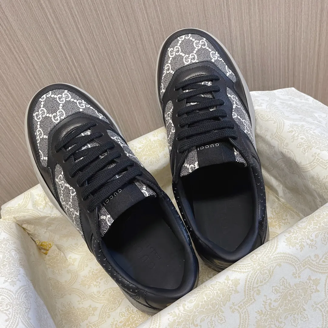 All details of P700 are all genuine leather. Welcome to compare with Gucci~~ The new upgraded version, original original color, with overseas purchase air packaging⚠️ @GG couple thick-soled shoes...biscuit shoes...white shoes...sports shoes...flat shoes...catwalk style: celebrities, Internet celebrities, Xiaohongshu, etc. will definitely plant grass and call ❤ Original customized cowhide fabric (classic old floral fabric, perforation, embossing process), the original bottom has a large Gucci Logo, and there is a GG on the heel Logo, 5cm thick sole, classic Gucci webbing... Men's size 39-44